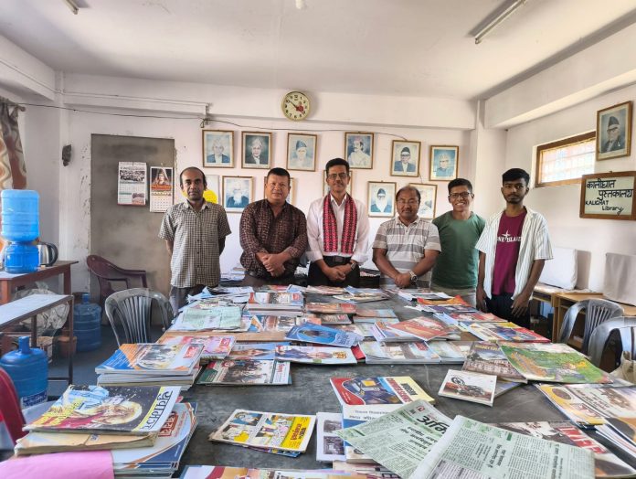 कालिघाट पुस्तकालयमा नेपाल पुस्तकालय संघका पूर्व अध्यक्षको अवलोकन