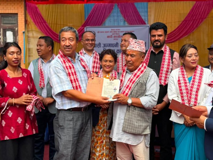 मध्यपुर थिमीमा स्वबासीलाई जग्गाधनी प्रमाणपुर्जा वितरण