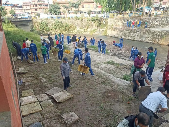 ब्रह्मायणी मन्दिर परिसरमा भक्तपुर नगरपालिकाको सरसफाइ अभियान